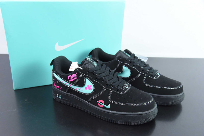 Tênis Nike Air Force 1 - Black bordado