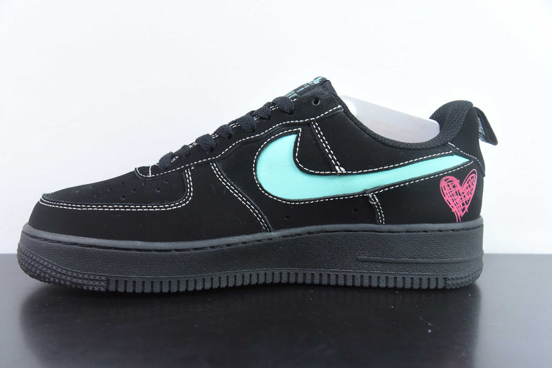 Tênis Nike Air Force 1 - Black bordado