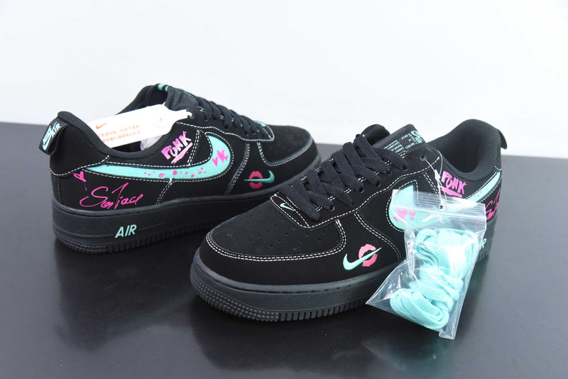 Tênis Nike Air Force 1 - Black bordado