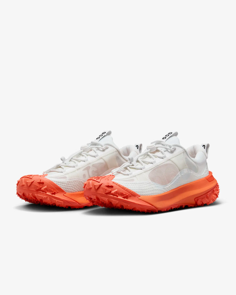 Tênis Nike ACG Mountain Fly 2 Low Branco/Laranja